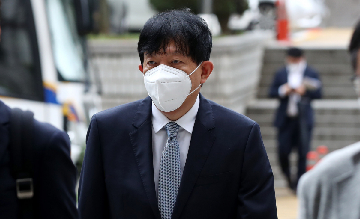 ▲이재웅 쏘카 전 대표가 25일 오후 서울 서초구 서울중앙지방법원에서 열린 '타다 불법영업 여객자동차운수사업법 위반'과 관련 항소심 6차 공판에 출석하고 있다. ((뉴시스))