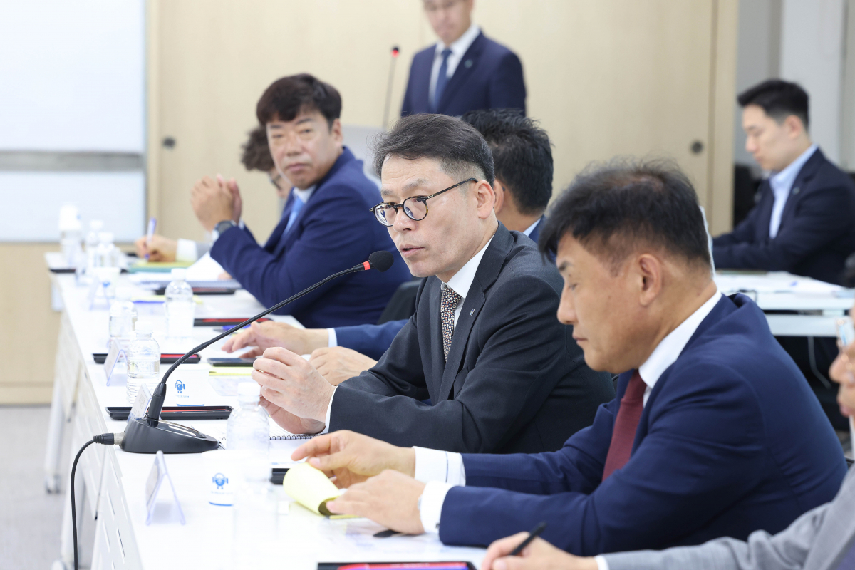 ▲김성태 IBK기업은행장이 13일 충남 천안시 충남북부상공회의소에서 열린 중소기업 현장간담회에서 중소기업 대표들과 대화하고 있다. (사진제공=IBK기업은행)