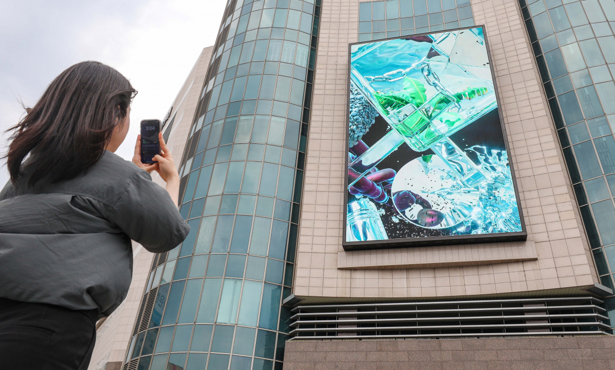 ▲13일 오전 서울시 강동구 현대백화점 천호점 외벽 디지털 사이니지에 미디어아트 작품 '순환'(유수현)이 송출되고 있다. (사진제공=현대백화점)