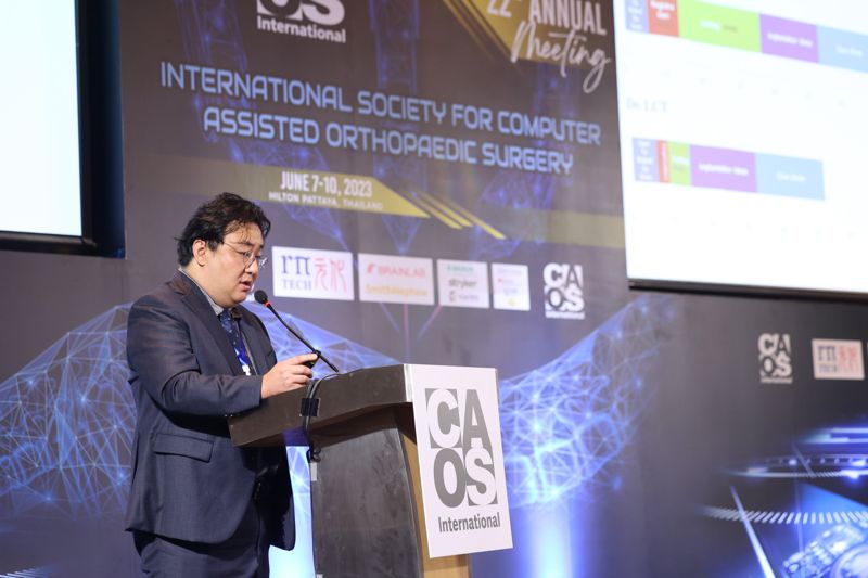 ▲이수현 이춘택병원 진료팀장이 로봇 인공관절 수술 시스템에 관한 연구자료를 발표하고 있다. (이춘택병원)