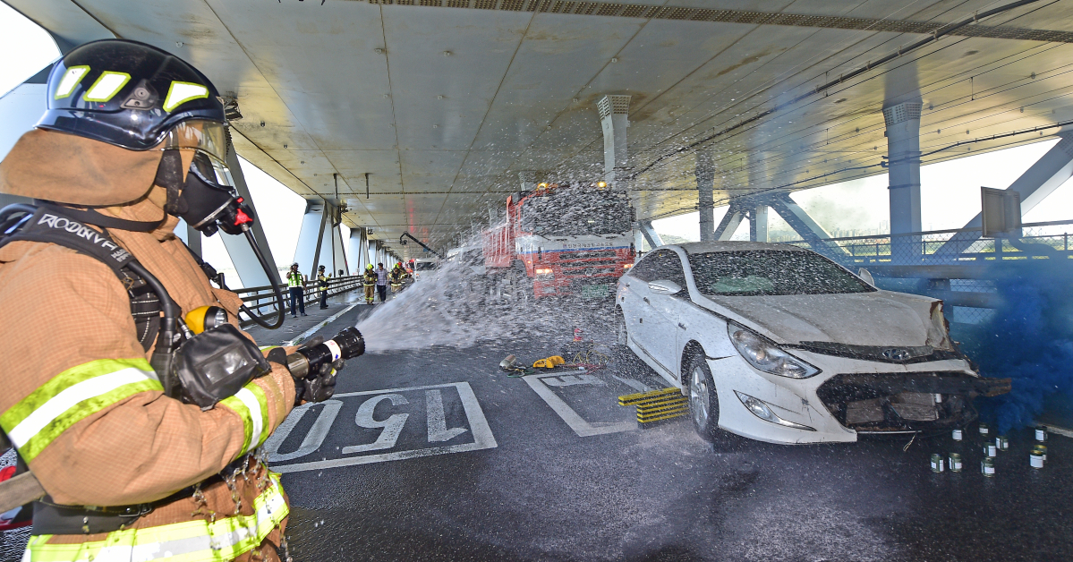 ▲13일 오후 인천시 중구 신공항하이웨이 영종방면 영종대교 하부에서 열린 '2023 재난대응 안전한국훈련'에서 안개상황을 가정해 발생한 추돌사고 현장에 급파된 소방대원이 화재 진화를 시도 하고 있다. 신태현 기자 holjjak@