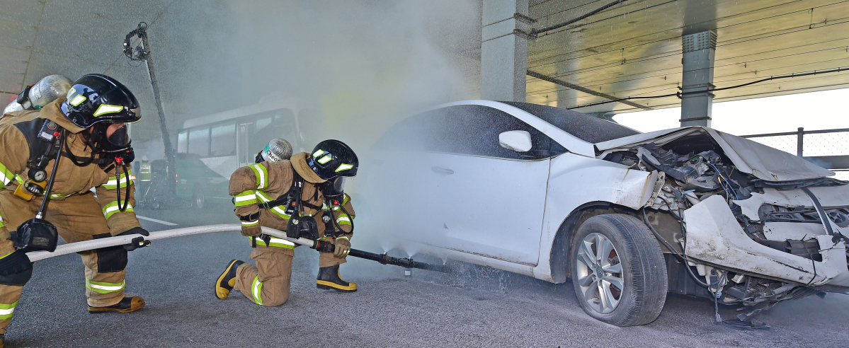 ▲13일 오후 인천시 중구 신공항하이웨이 영종방면 영종대교 하부에서 열린 '2023 재난대응 안전한국훈련'에서 안개상황을 가정해 발생한 추돌사고 현장에 급파된 소방대원들이 차량화재 진압을 하고 있다. 신태현 기자 holjjak@