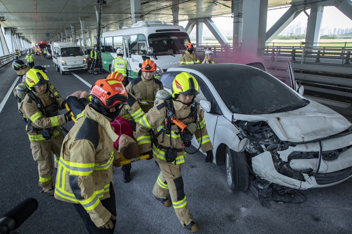 ▲13일 인천 영종대교 하부도로에서 인천시, 중구청, 신공항하이웨이, 공항철도 등 19개 기관 및 단체가 참석해 50중 추돌사고 상황을 가정한 안전한국훈련이 실시되고 있다. 신태현 기자 holjjak@