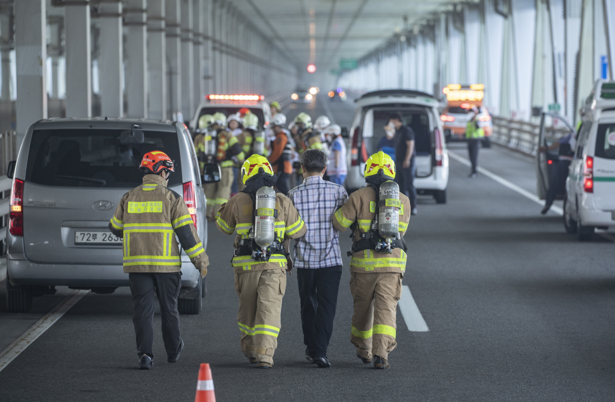 ▲13일 인천 영종대교 하부도로에서 인천시, 중구청, 신공항하이웨이, 공항철도 등 19개 기관 및 단체가 참석해 50중 추돌사고 상황을 가정한 안전한국훈련이 실시되고 있다. 신태현 기자 holjjak@
