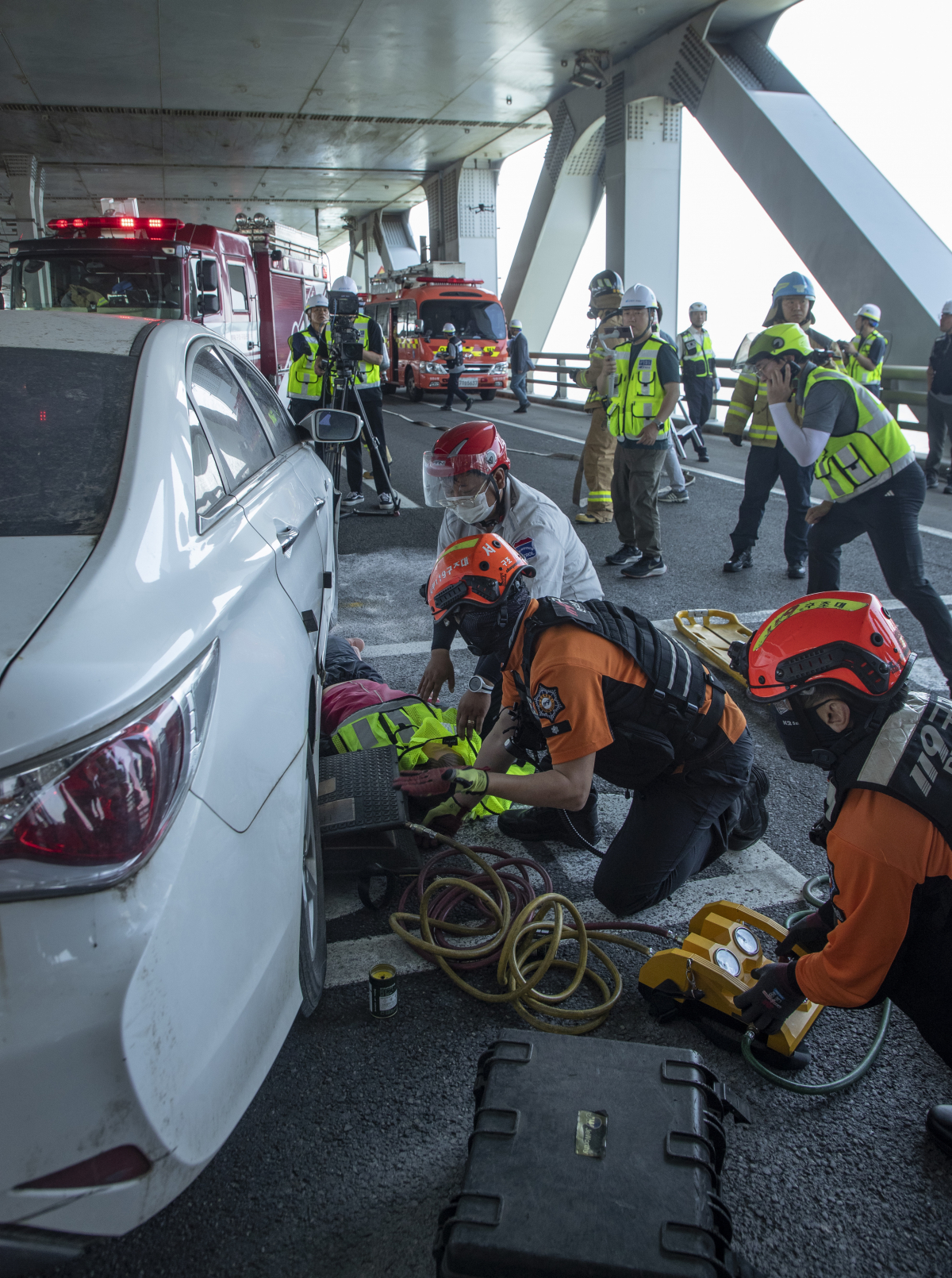 ▲13일 인천 영종대교 하부도로에서 인천시, 중구청, 신공항하이웨이, 공항철도 등 19개 기관 및 단체가 참석해 50중 추돌사고 상황을 가정한 안전한국훈련이 실시되고 있다. 신태현 기자 holjjak@