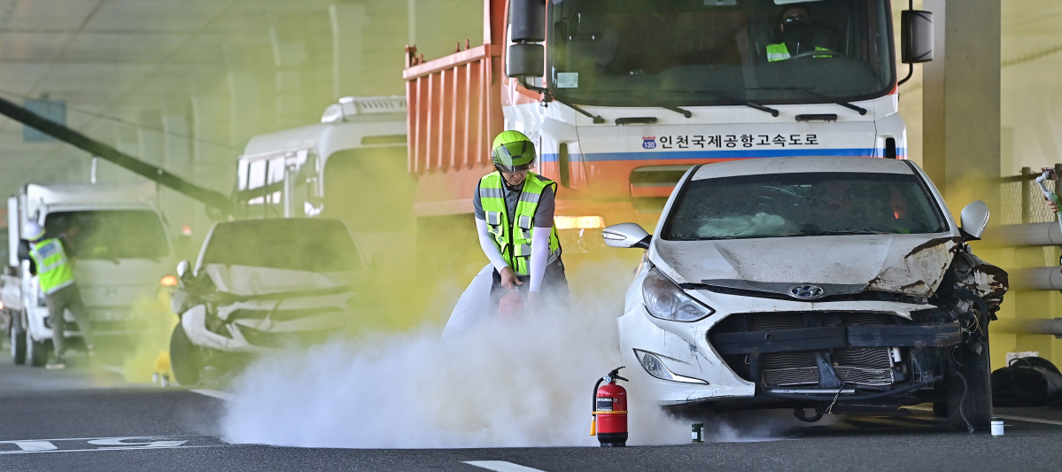 ▲13일 오후 인천시 중구 신공항하이웨이 영종방면 영종대교 하부에서 열린 '2023 재난대응 안전한국훈련'에서 안개상황을 가정해 발생한 추돌사고 현장에 급파된 신공항하이웨이 관계자가 소화기로 초기진화를 시도 하고 있다.  신태현 기자 holjjak@
