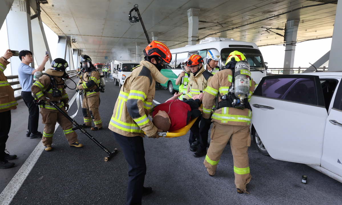 ▲13일 인천 영종대교 하부도로에서 인천시, 중구청, 신공항하이웨이, 공항철도 등 19개 기관 및 단체가 참석해 50중 추돌사고 상황을 가정한 안전한국훈련이 실시되고 있다. 신태현 기자 holjjak@