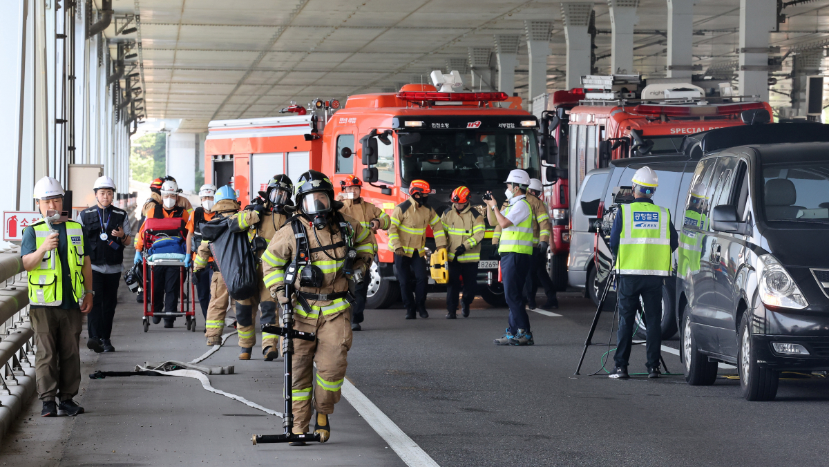 ▲13일 인천 영종대교 하부도로에서 인천시, 중구청, 신공항하이웨이, 공항철도 등 19개 기관 및 단체가 참석해 50중 추돌사고 상황을 가정한 안전한국훈련이 실시되고 있다. 신태현 기자 holjjak@