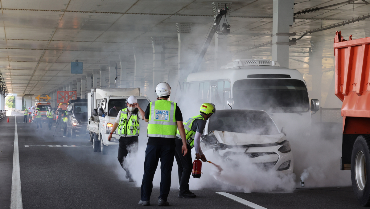 ▲13일 인천 영종대교 하부도로에서 인천시, 중구청, 신공항하이웨이, 공항철도 등 19개 기관 및 단체가 참석해 50중 추돌사고 상황을 가정한 안전한국훈련이 실시되고 있다. 신태현 기자 holjjak@