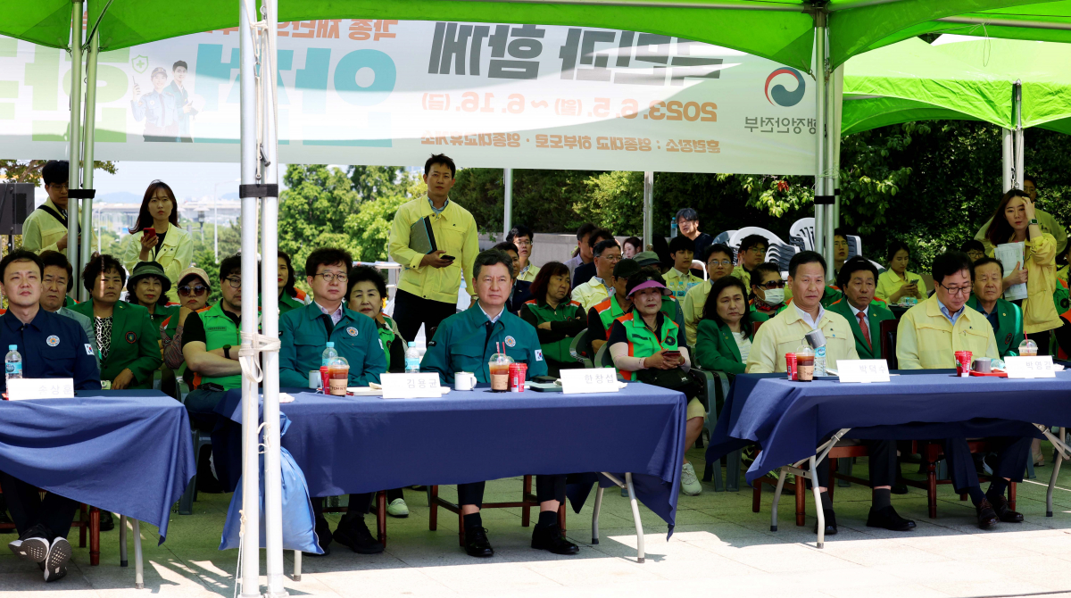 ▲13일 인천 영종대교 하부도로에서 인천시, 중구청, 신공항하이웨이, 공항철도 등 19개 기관 및 단체가 참석해 50중 추돌사고 상황을 가정한 안전한국훈련이 실시된 가운데 한창섭 행정안전부 차관 등이 훈련을 참관하고 있다. 신태현 기자 holjjak@