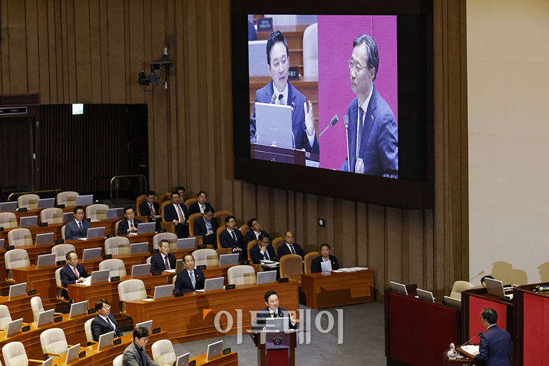 ▲원희룡 국토교통부 장관이 13일 서울 여의도 국회에서 열린 본회의 경제분야 대정부 질문에서 의원 질의에 답하고 있다. 고이란 기자 photoeran@
