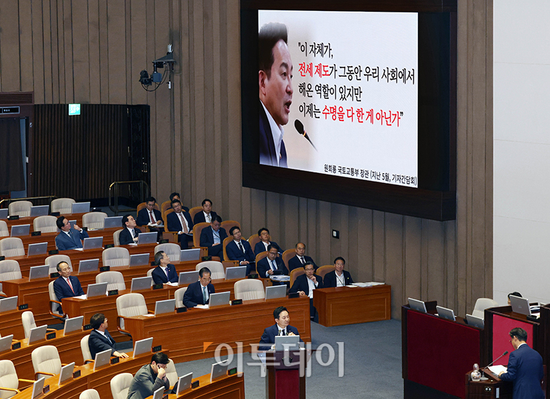 ▲원희룡 국토교통부 장관이 13일 서울 여의도 국회에서 열린 본회의 경제분야 대정부 질문에서 의원 질의에 답하고 있다. 고이란 기자 photoeran@