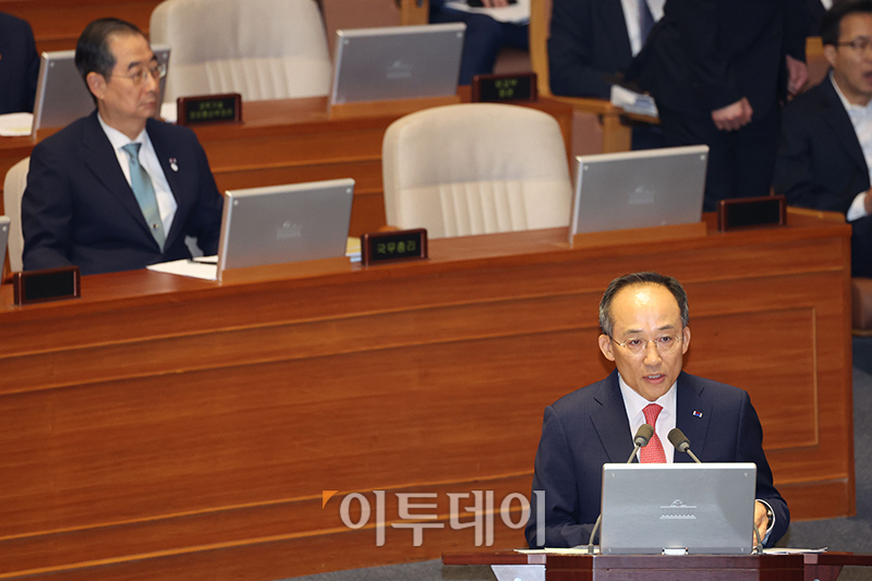 ▲추경호 부총리 겸 기획재정부 장관이 13일 서울 여의도 국회에서 열린 본회의 경제분야 대정부질문에서 의원 질의에 답하고 있다.왼쪽은 한덕수 국무총리. 고이란 기자 photoeran@