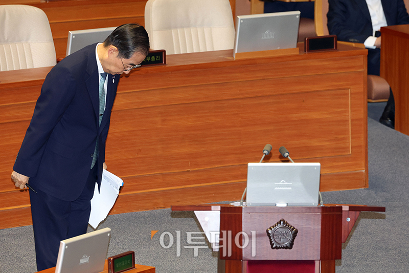 ▲한덕수 국무총리가 13일 서울 여의도 국회에서 열린 본회의 경제분야 대정부질문에서 인사를 하고 있다. 고이란 기자 photoeran@