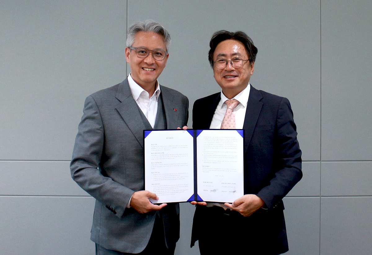 ▲우웅조 롯데헬스케어 사업본부장(왼쪽)과 강대현 팜에이트 대표이사가 13일 업무협약식에서 기념촬영하고 있다. (사진제공=롯데헬스케어)