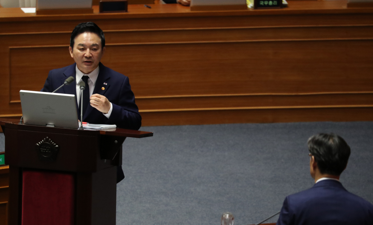 ▲원희룡 국토교통부장관이 13일 오후 서울 여의도 국회에서 열린 제407회국회(임시회) 제2차 본회의에서 유동수 더불어민주당 의원의 경제에 관한 대정부질문에 답하고 있다.  (뉴시스)