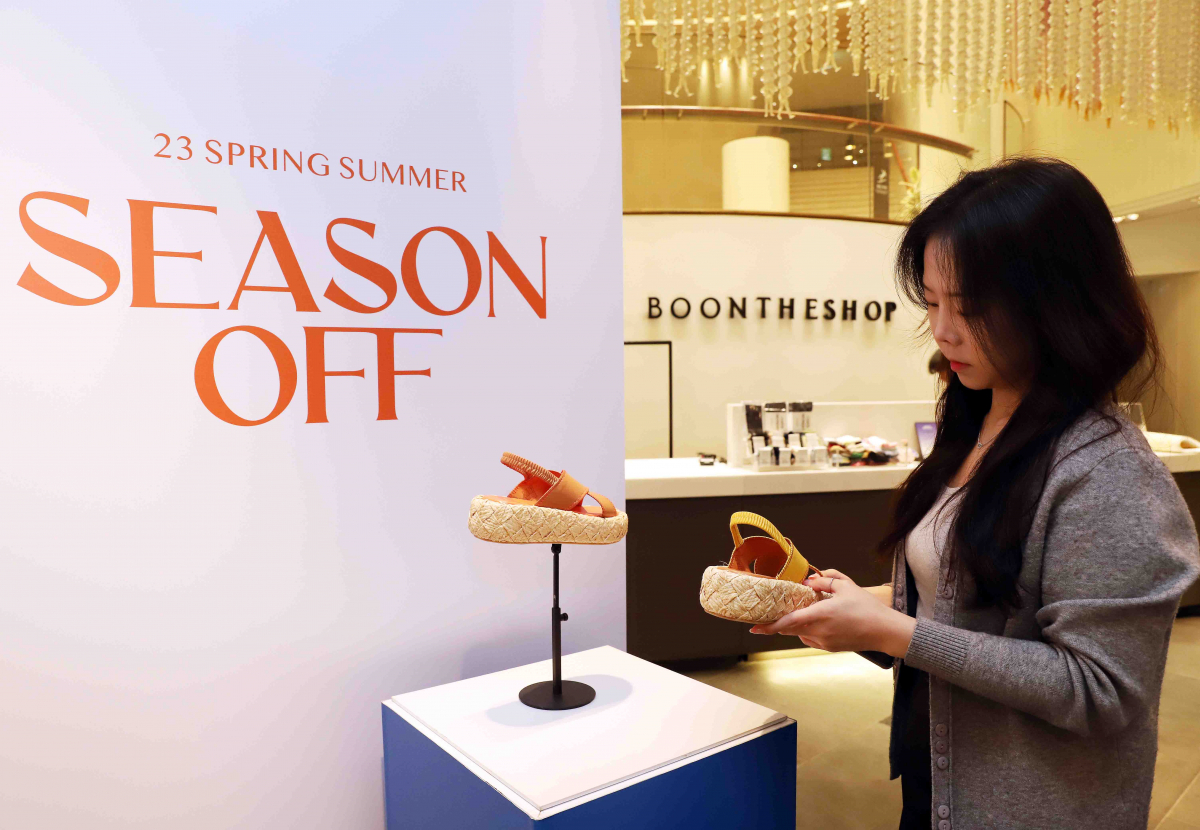 ▲신세계百, 바캉스철 맞아 봄‧여름 시즌오프…총 300여개 브랜드 최대 40% 할인 (사진제공=신세계백화점)