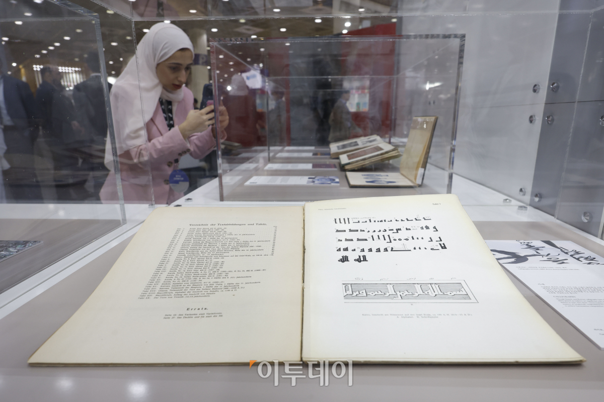 ▲14일 서울 강남구 코엑스에서 열린 '2023 서울국제도서전'을 찾은 관람객들이 책을 살펴보고 있다. 조현호 기자 hyunho@