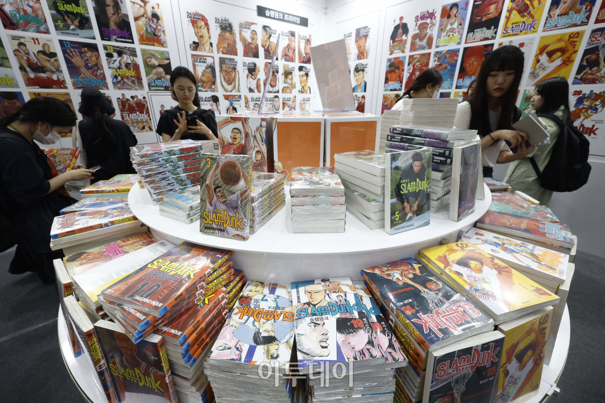 ▲14일 서울 강남구 코엑스에서 열린 '2023 서울국제도서전'을 찾은 관람객들이 책을 살펴보고 있다. 조현호 기자 hyunho@