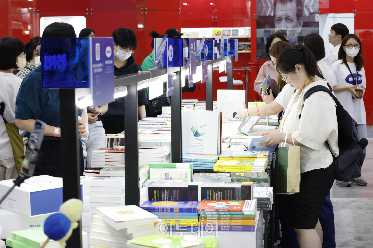 ▲14일 서울 강남구 코엑스에서 열린 '2023 서울국제도서전'을 찾은 관람객들이 책을 살펴보고 있다. 조현호 기자 hyunho@