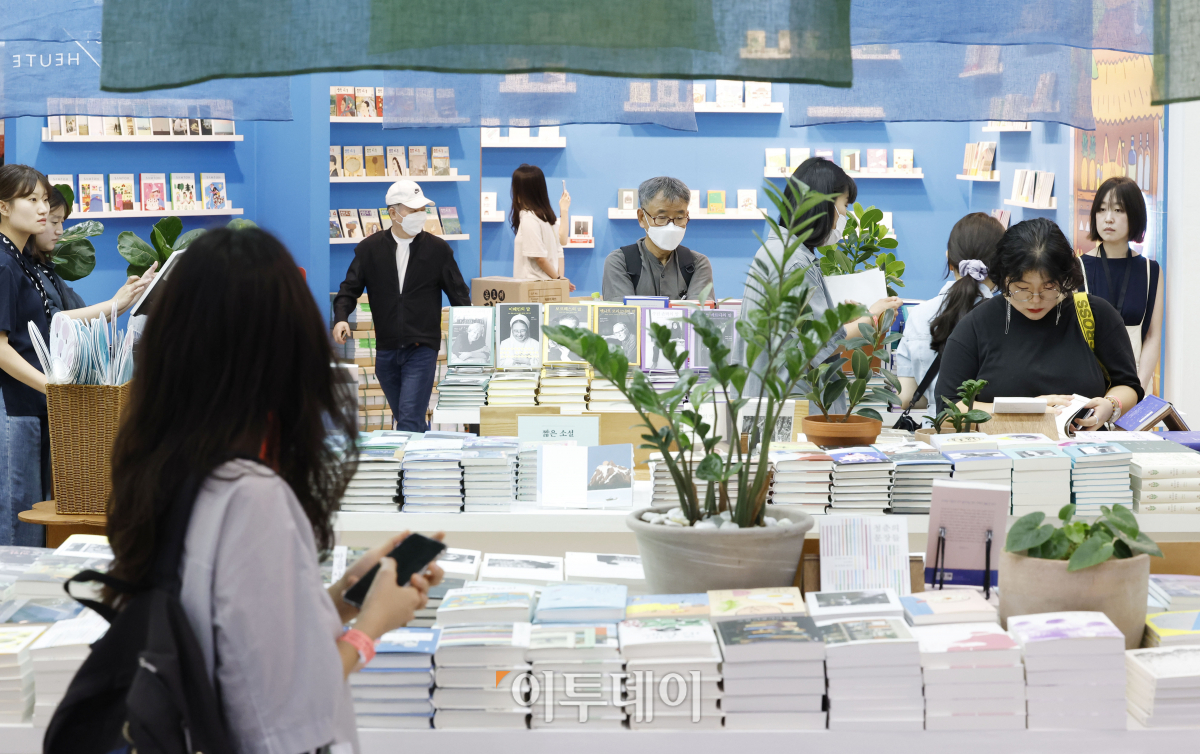 ▲14일 서울 강남구 코엑스에서 열린 '2023 서울국제도서전'을 찾은 관람객들이 책을 살펴보고 있다. 조현호 기자 hyunho@