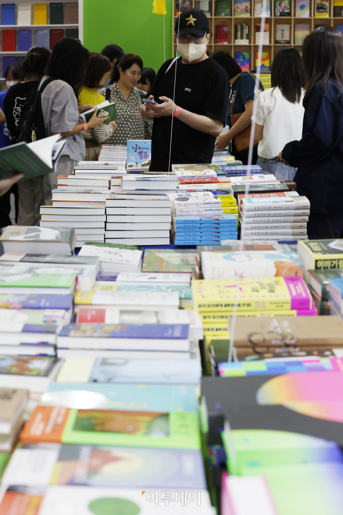 ▲14일 서울 강남구 코엑스에서 열린 '2023 서울국제도서전'을 찾은 관람객들이 책을 살펴보고 있다. 조현호 기자 hyunho@
