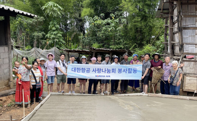 ▲대한항공 직원들과 태국 치앙다오 현지 주민들이 기념 사진을 촬영하는 모습.