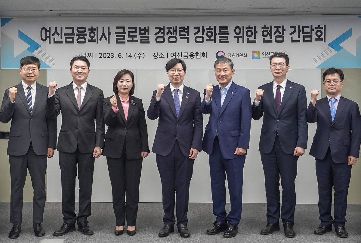 ▲BC카드가 14일 오전 서울 을지로 여신금융협회에서 금융위원회 주재 ‘여신전문금융회사 글로벌 진출 활성화 간담회’에 해외진출 성공사례 주요 발표사로 참여했다. 우상현 BC카드 부사장(왼쪽 첫 번째), 김소영 금융위원회 부위원장(왼쪽 네 번째), 정완규 여신협회장(왼쪽 다섯 번째)이 기념촬영을 하고 있다. (사진제공=BC카드)