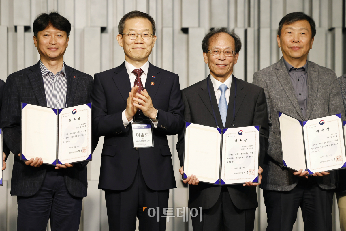 ▲이종호 과학기술정보통신부 장관이 14일 서울 강남구 노보텔 앰배서더 서울 강남에서 열린 '미래 디스플레이 민관 협의체 출범식'에서 이신두 미래디플레이 민관협의체 총괄위원회 위원장을 비롯한 참석자들에게 위촉장을 수여 후 기념촬영을 하고 있다. 조현호 기자 hyunho@