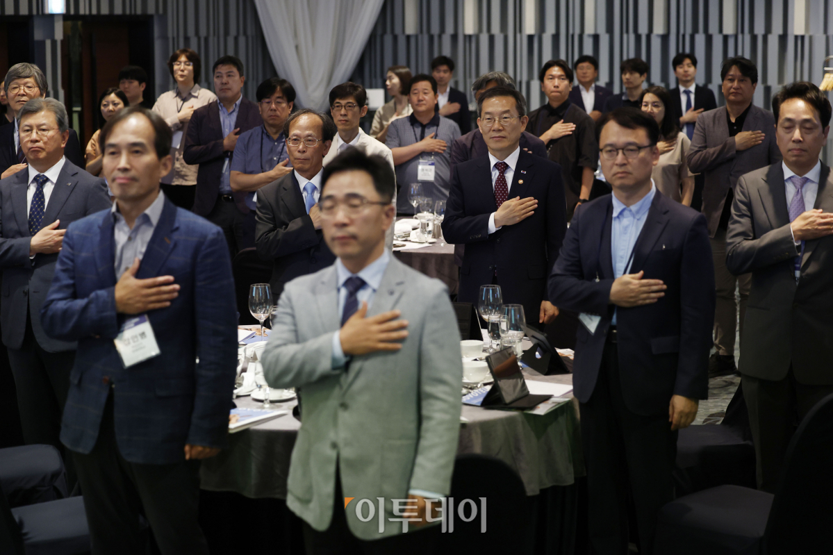▲이종호 과학기술정보통신부 장관과 참석자들이 14일 서울 강남구 노보텔 앰배서더 서울 강남에서 열린 '미래 디스플레이 민관 협의체 출범식'에서 국민의례를 하고 있다. 조현호 기자 hyunho@