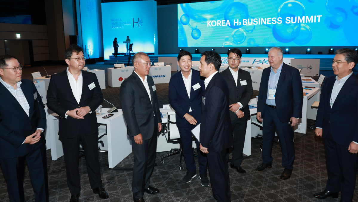 ▲서울 그랜하얏트호텔에서 열린 코리아 H2 비즈니스 서밋에 참석한 기업 수장들이 기념촬영을 하고 있다. (연합뉴스)