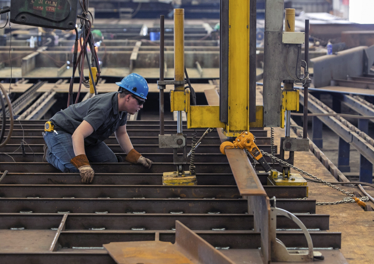 ▲미국 로스앤젤레스의 한 공장에서 4월 3일 노동자가 작업하고 있다. 로스앤젤레스(미국)/AP뉴시스
