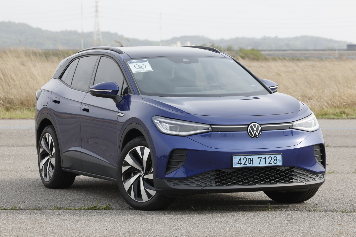 ▲‘2023 대한민국 스마트 EV 대상’ 실차 시승평가가 열린 29일 경기 화성시 한국교통안전공단 자동차안전연구원에 폭스바겐 ID.4가 전시돼 있다. 이투데이가 주최하는 ‘2023 대한민국 스마트 EV 대상’은 국산차 및 수입차 업계에서 선보인 순수 전기차를 대상으로 관련 학계의 석학들이 평가항목에 따라 경쟁력을 갖춘 전기차를 선정해 시상하는 자리다. 조현호 기자 hyunho@