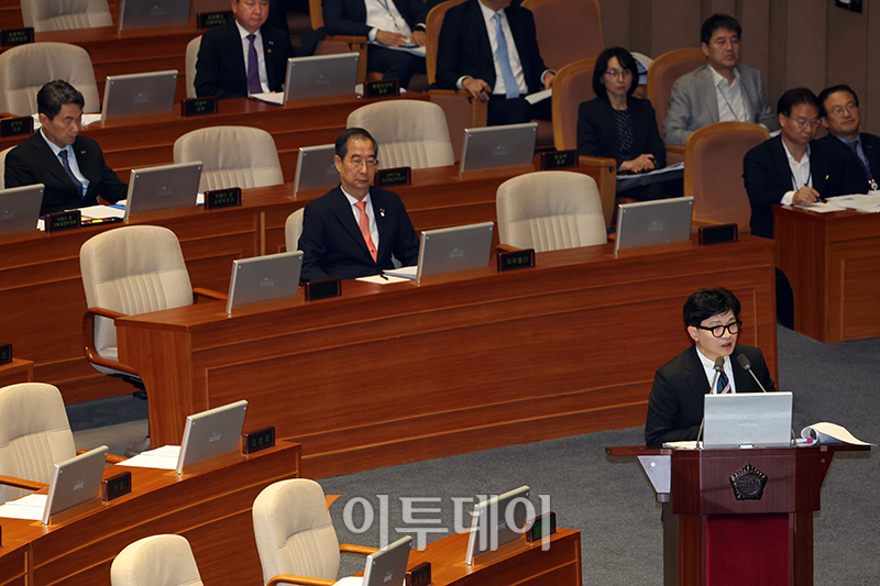 ▲한동훈 법무부 장관이 14일 서울 여의도 국회에서 열린 본회의 교육·사회·문화 분야 대정부 질문에서 의원 질의에 답하고 있다. 고이란 기자 photoeran@