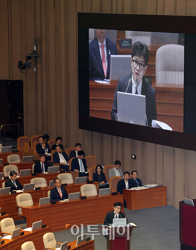 ▲한동훈 법무부 장관이 14일 서울 여의도 국회에서 열린 본회의 교육·사회·문화 분야 대정부 질문에서 의원 질의에 답하고 있다. 고이란 기자 photoeran@