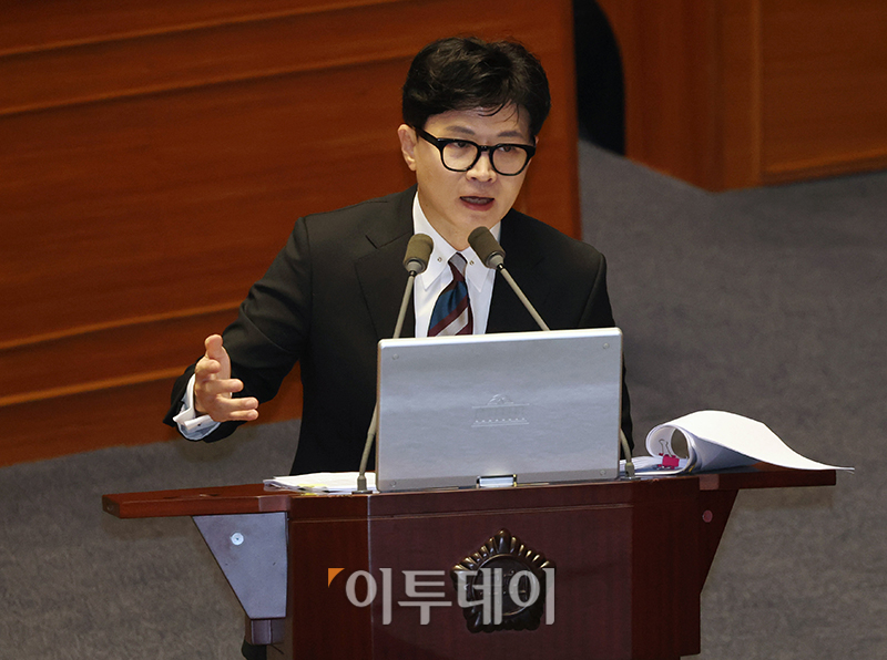 ▲한동훈 법무부 장관이 14일 서울 여의도 국회에서 열린 본회의 교육·사회·문화 분야 대정부 질문에서 의원 질의에 답하고 있다. 고이란 기자 photoeran@