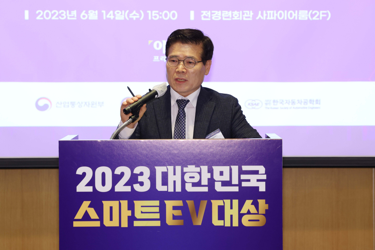 ▲박용성 한국ESS산업진흥회 고문이 14일 서울 여의도 전경련회관 컨퍼런스센터에서 열린 ‘2023 대한민국 스마트EV대상’에서 심사평을 하고 있다. 이투데이가 주최한 스마트EV대상은 자동차 산업의 새로운 패러다임으로 떠오른 전기차 시대를 맞아 순수 전기차를 대상으로 자동차 공학계의 대표 석학들이 공정한 평가를 통하여 경쟁력을 갖춘 전기차를 선정해 시상하는 자리다. 신태현 기자 holjjak@