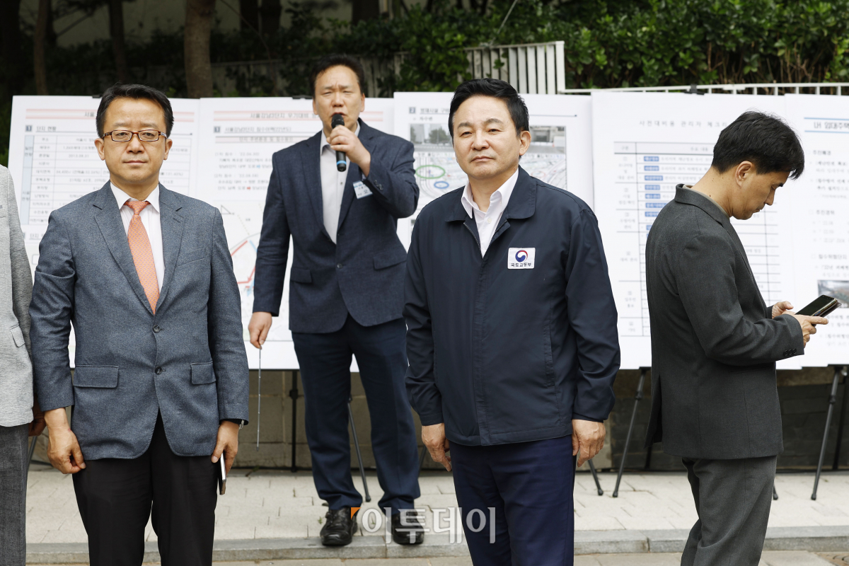 ▲원희룡 국토교통부 장관이 14일 공동주택 침수피해 예방을 위한 우기대비점검을 위해 서울 강남구 LH강남3단지 아파트를 찾아 관계자에게 우기대비점검 현황에 대한 설명을 듣고 있다. 조현호 기자 hyunho@