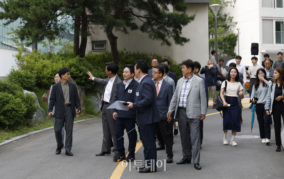 ▲원희룡 국토교통부 장관이 14일 공동주택 침수피해 예방을 위한 우기대비점검을 위해 서울 강남구 LH강남3단지 아파트를 찾아 관계자에게 우기대비점검 현황에 대한 설명을 듣고 있다. 조현호 기자 hyunho@