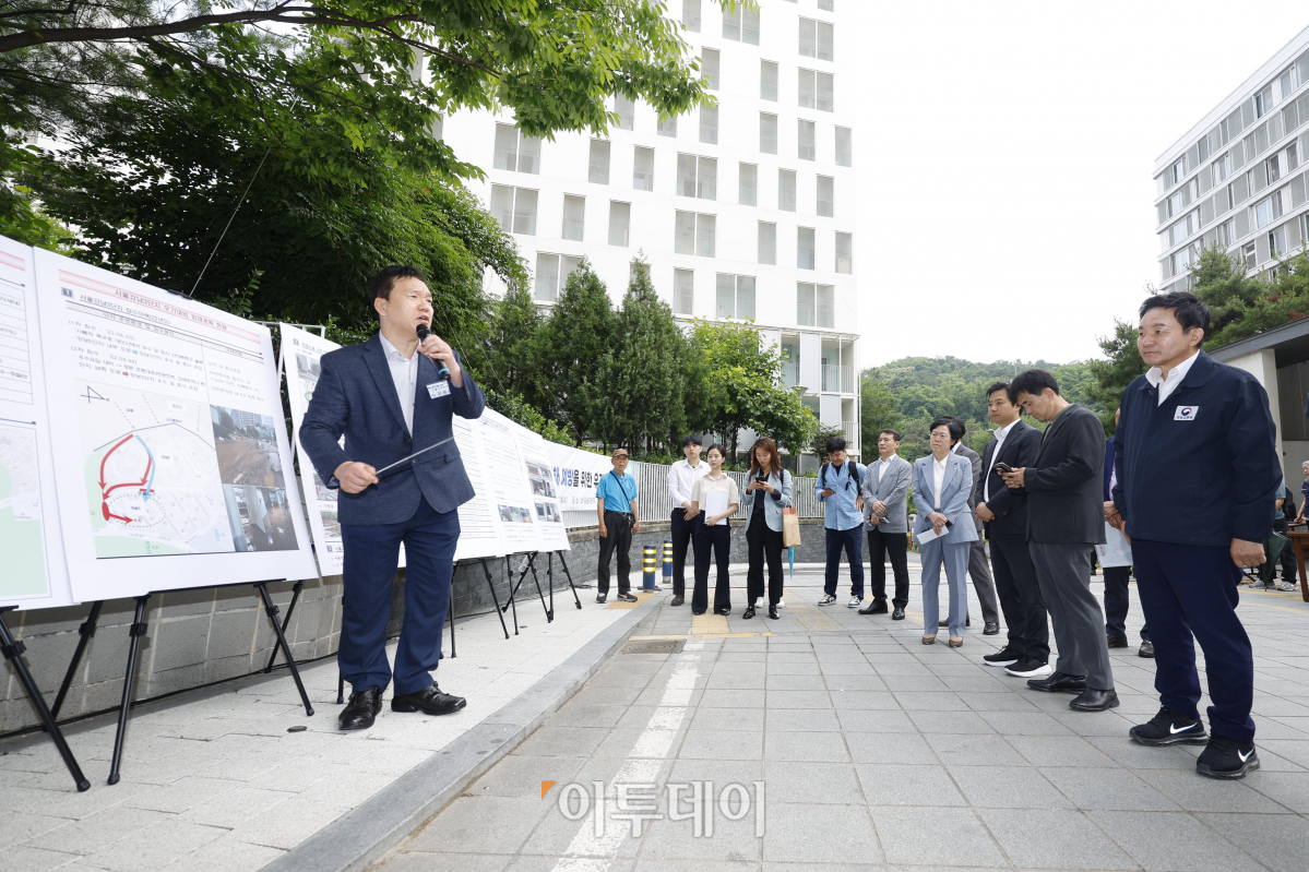 ▲원희룡 국토교통부 장관이 14일 공동주택 침수피해 예방을 위한 우기대비점검을 위해 서울 강남구 LH강남3단지 아파트를 찾아 관계자에게 우기대비점검 현황에 대한 설명을 듣고 있다. 조현호 기자 hyunho@