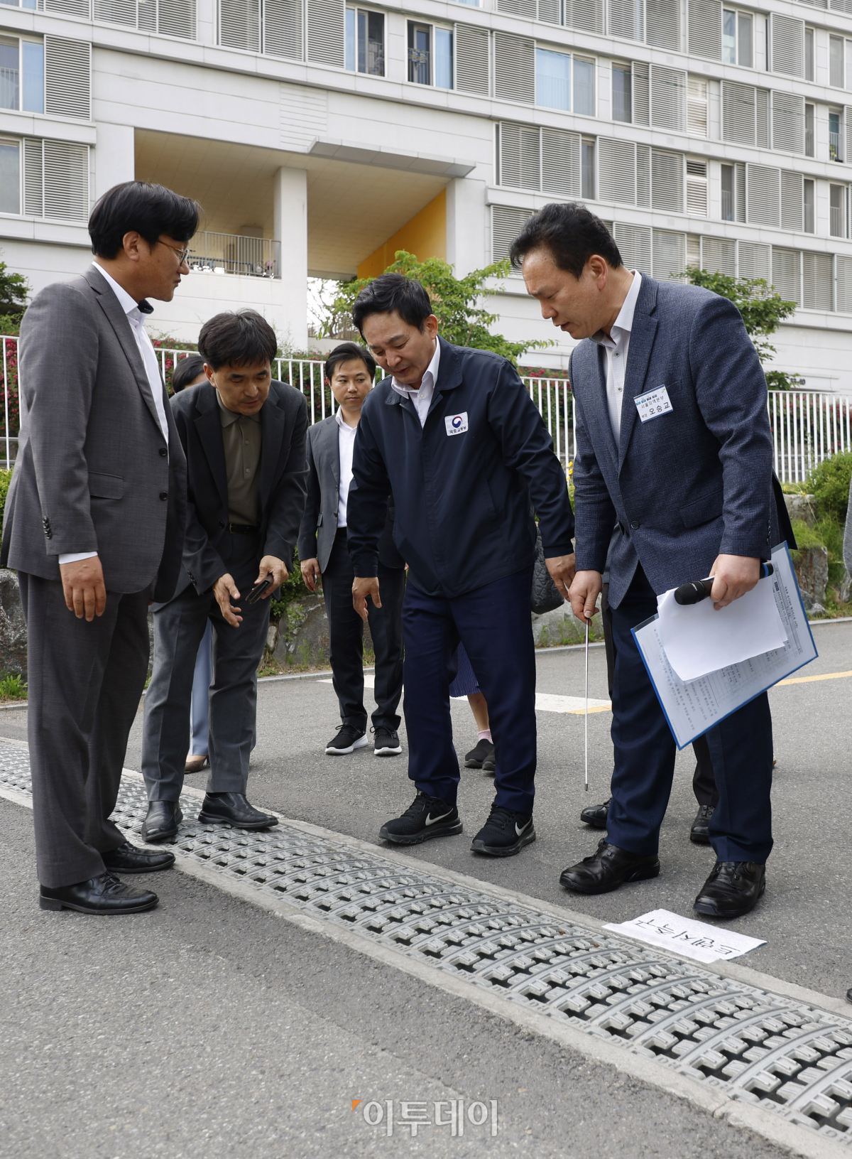 ▲원희룡 국토교통부 장관이 14일 공동주택 침수피해 예방을 위한 우기대비점검을 위해 서울 강남구 LH강남3단지 아파트를 찾아 관계자에게 트렌치측구에 대한 설명을 듣고 있다. 조현호 기자 hyunho@