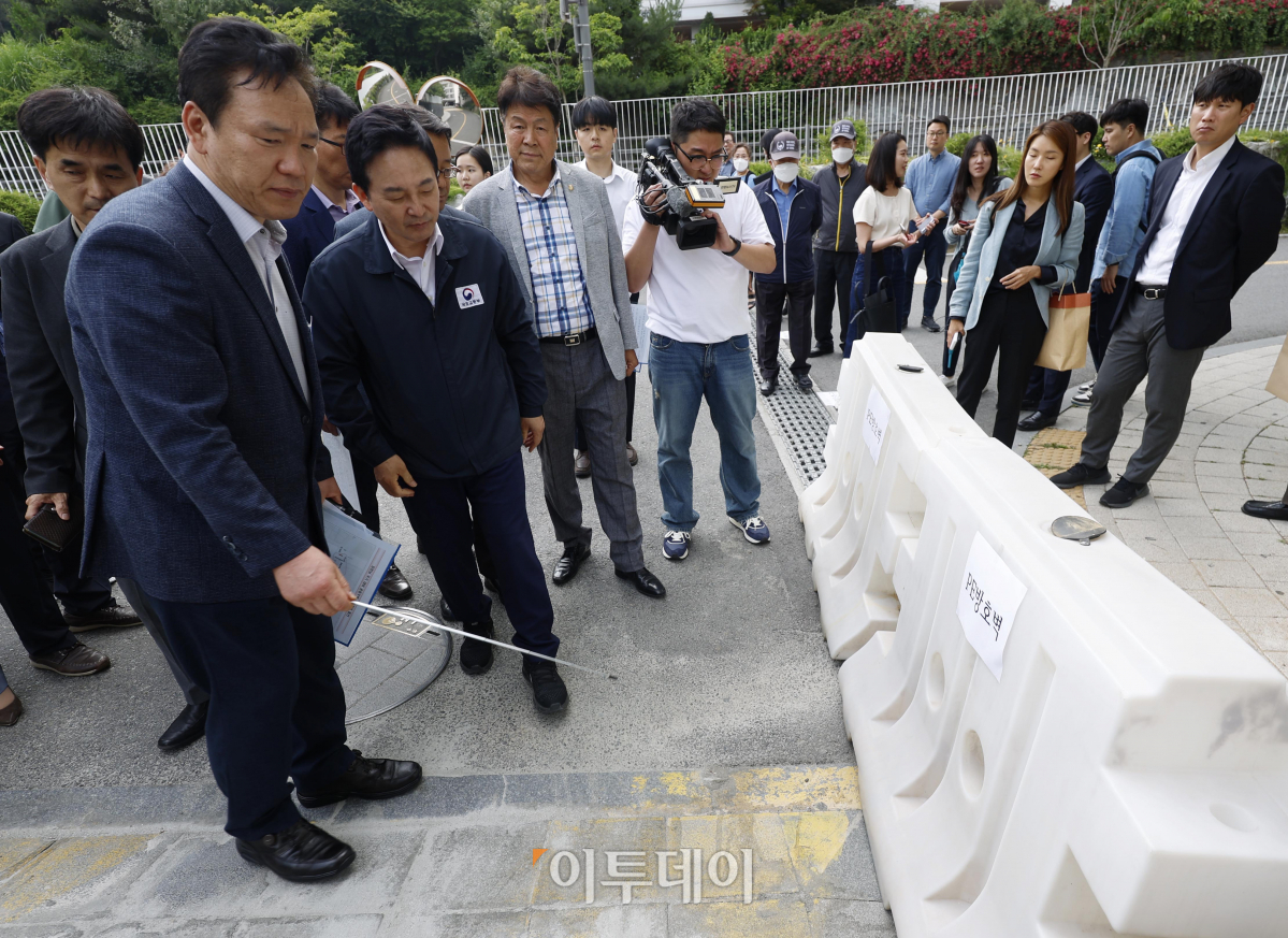▲원희룡 국토교통부 장관이 14일 공동주택 침수피해 예방을 위한 우기대비점검을 위해 서울 강남구 LH강남3단지 아파트를 찾아 관계자에게 PE방호벽에 대한 설명을 듣고 있다. 조현호 기자 hyunho@