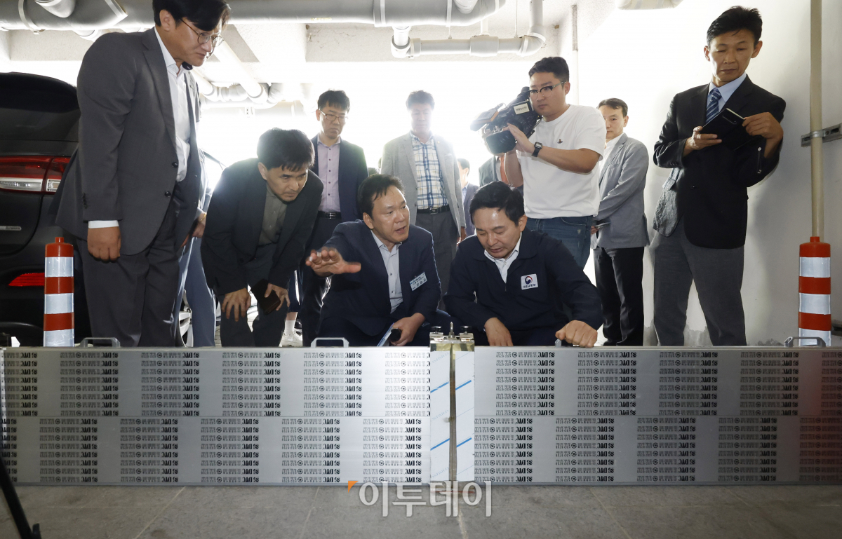 ▲원희룡 국토교통부 장관이 14일 공동주택 침수피해 예방을 위한 우기대비점검을 위해 서울 강남구 LH강남3단지 아파트를 찾아 관계자에게 차수판에 대한 설명을 듣고 있다. 조현호 기자 hyunho@