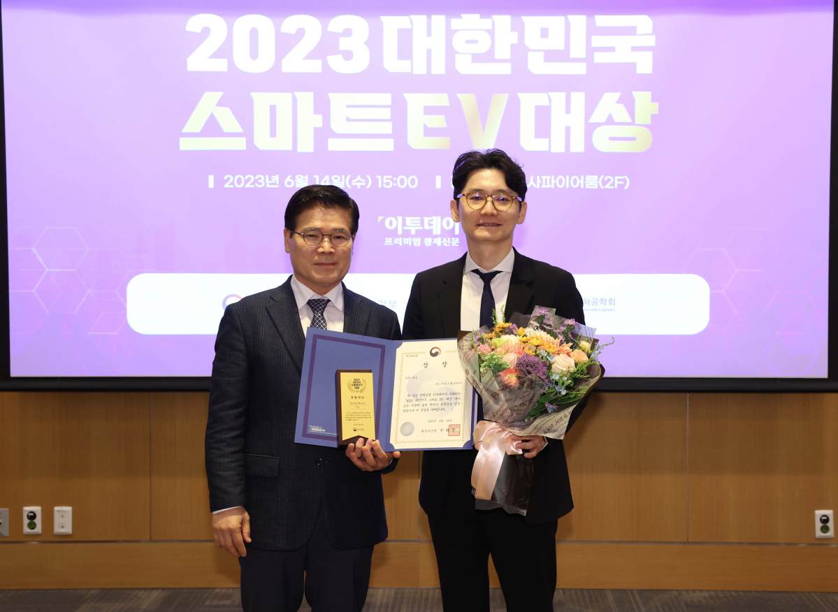 ▲14일 서울 여의도 전경련회관 컨퍼런스센터에서 열린 ‘2023 대한민국 스마트EV대상’에서 종합대상을 수상한 신동협(오른쪽) 폭스바겐그룹코리아 상무와 시상자인 박용성 한국ESS산업진흥회 고문이 기념촬영을 하고 있다. 이투데이가 주최한 스마트EV대상은 자동차 산업의 새로운 패러다임으로 떠오른 전기차 시대를 맞아 순수 전기차를 대상으로 자동차 공학계의 대표 석학들이 공정한 평가를 통하여 경쟁력을 갖춘 전기차를 선정해 시상하는 자리다. 신태현 기자 holjjak@