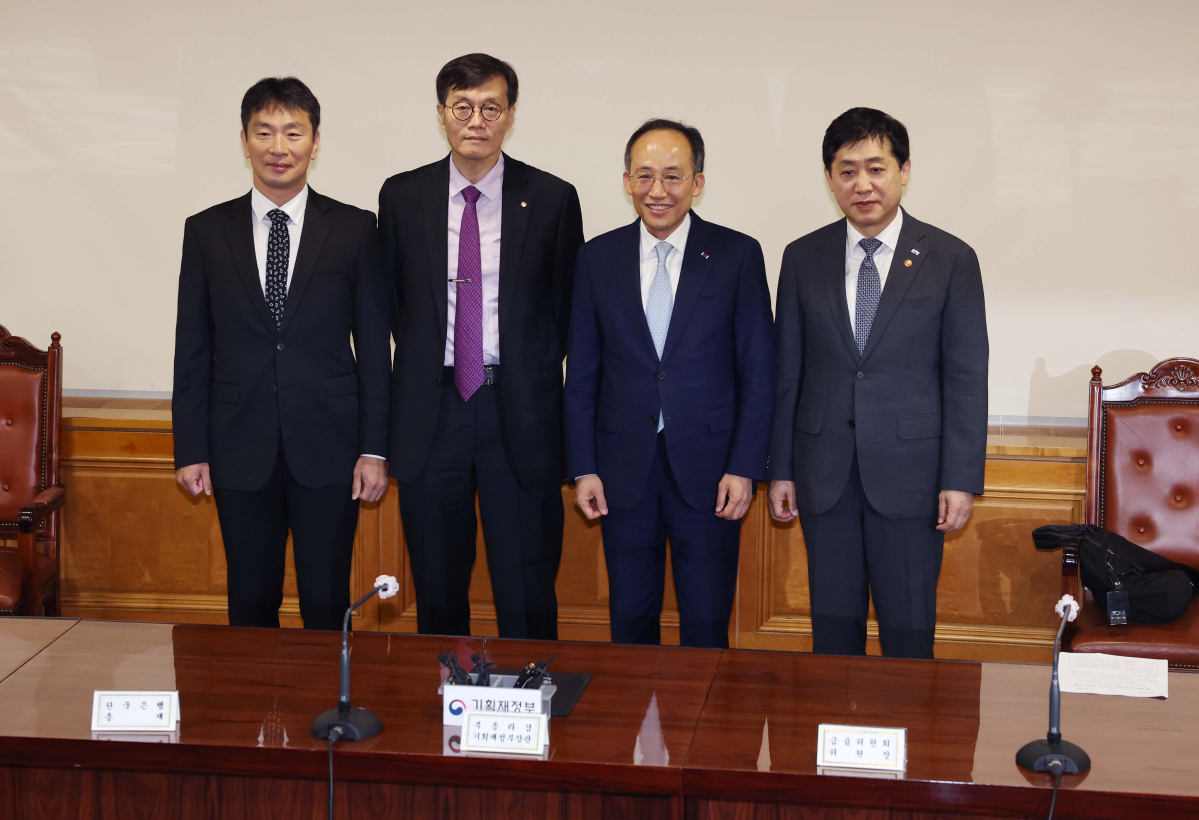 ▲15일 서울 중구 은행회관에서 열린 비상거시경제금융회의에 앞서 이복현(왼쪽부터) 금융감독원장, 이창용 한국은행 총재, 추경호 부총리 겸 기획재정부 장관, 김주현 금융위원장이 대화하고 있다. 신태현 기자 holjjak@