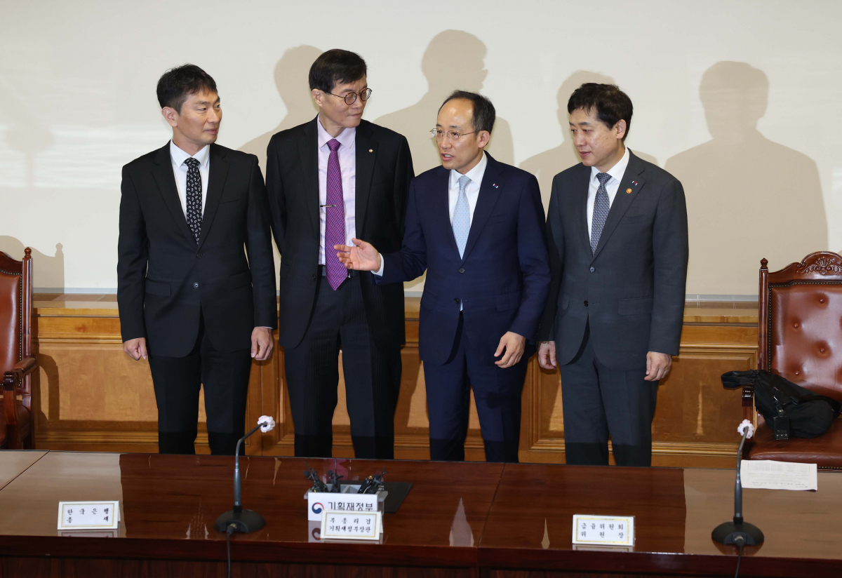 ▲15일 서울 중구 은행회관에서 열린 비상거시경제금융회의에 앞서 이복현(왼쪽부터) 금융감독원장, 이창용 한국은행 총재, 추경호 부총리 겸 기획재정부 장관, 김주현 금융위원장이 대화하고 있다. 신태현 기자 holjjak@