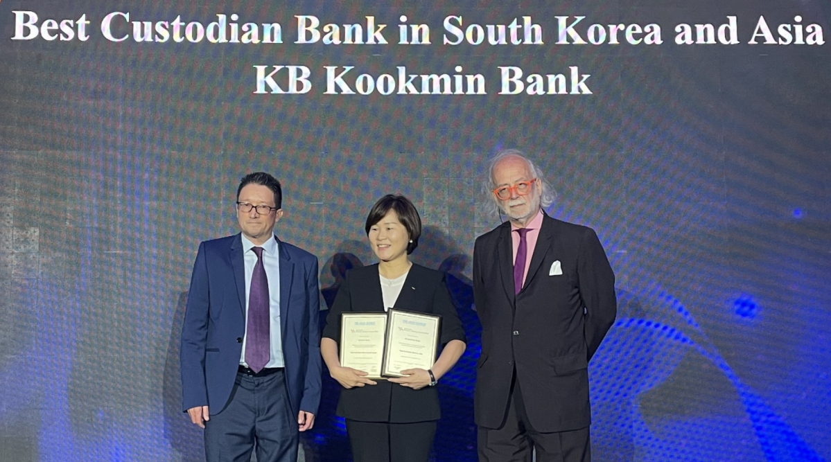 ▲김옥자 KB국민은행 수탁사업부장(왼쪽서 두번째)이 14일 태국 방콕에서 열린 '더 아시안 뱅커 파이낸셜 마켓 어워즈 2023'에서 수상한 뒤 아시안뱅커지 관계자들과 기념촬영을 하고 있다. (사진제공=KB국민은행)