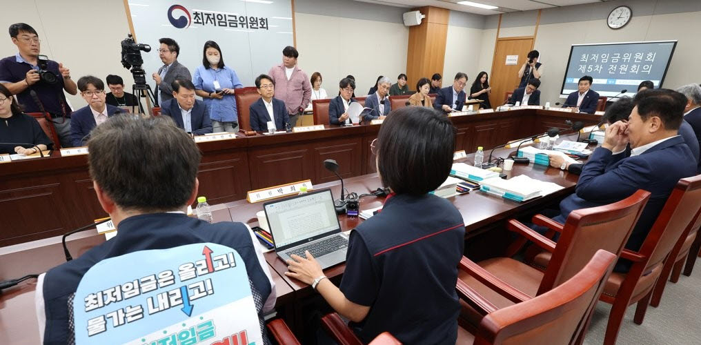 ▲15일 오후 세종시 정부세종청사 최저임금위원회 회의실에서 사용자, 근로자, 공익위원들이 참석해 제5차 전원회의를 진행했다. (사진제공=연합뉴스)