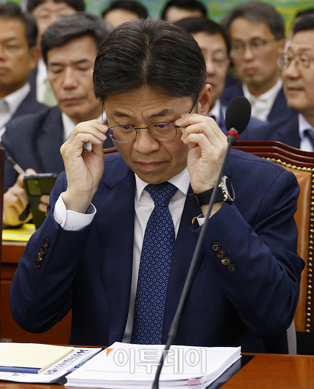 ▲유국희 원자력안전위원장이 15일 서울 여의도 국회에서 열린 정무위원회 전체회의에서 안경을 고쳐쓰고 있다. 고이란 기자 photoeran@