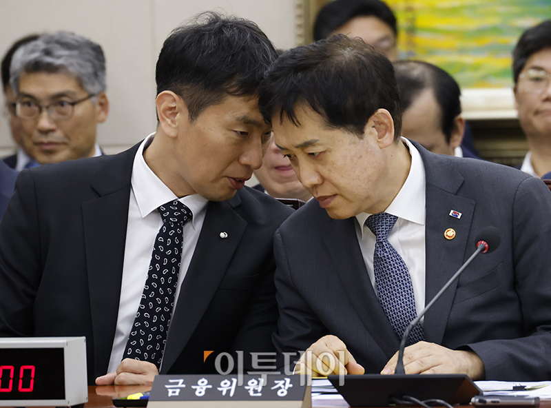 ▲김주현(오른쪽) 금융위원장과 이복현 금융감독원장이 15일 서울 여의도 국회에서 열린 정무위원회 전체회의에서 대화하고 있다. 고이란 기자 photoeran@